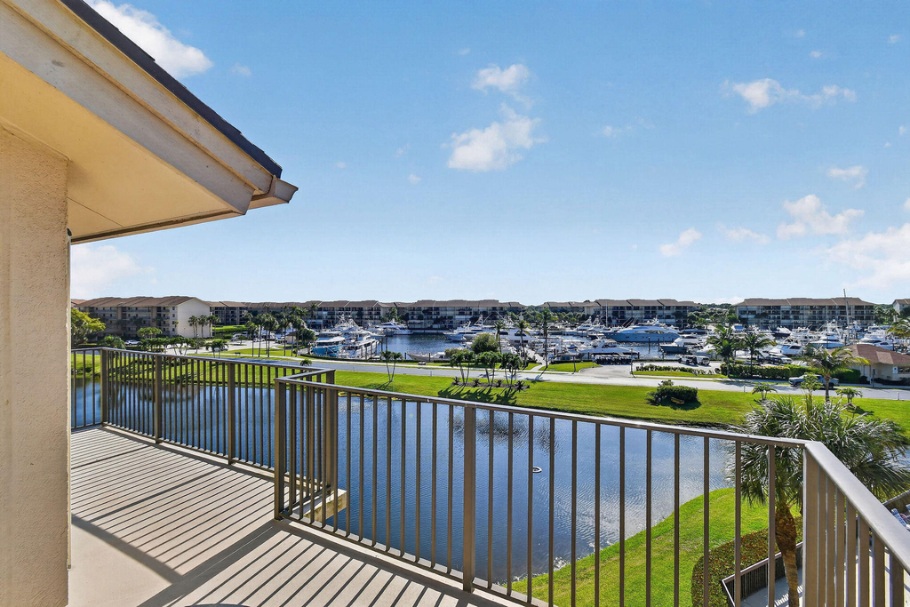 701 Seafarer Circle - Photo 0