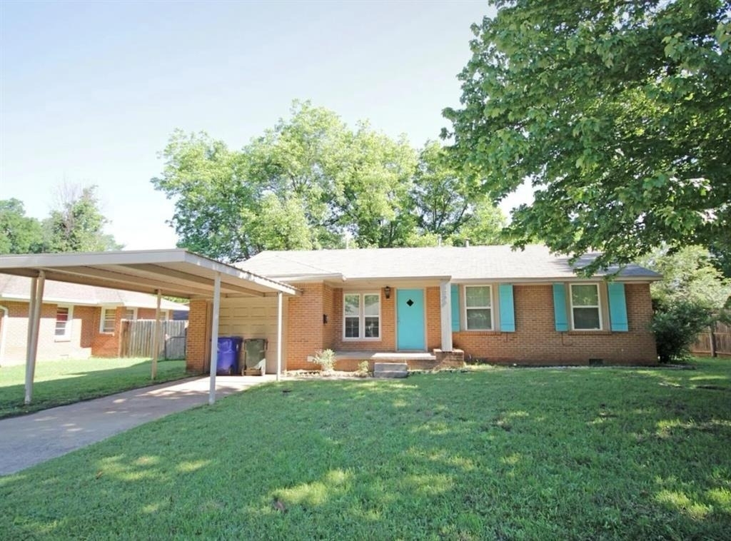 1205 W Brooks Street - Photo 0