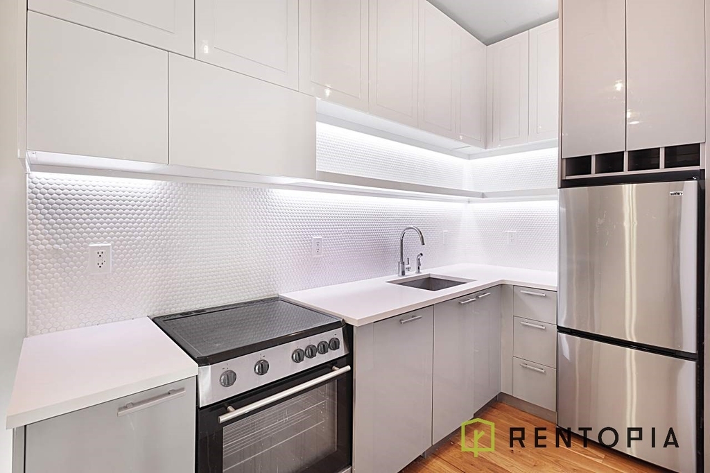 1003 Greene Avenue - Photo 2