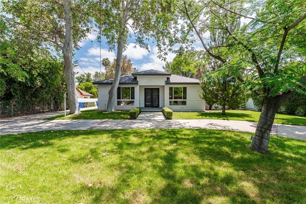 22904 Calvert Street - Photo 8