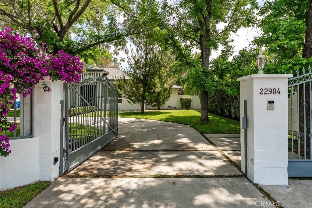 22904 Calvert Street - Photo 4