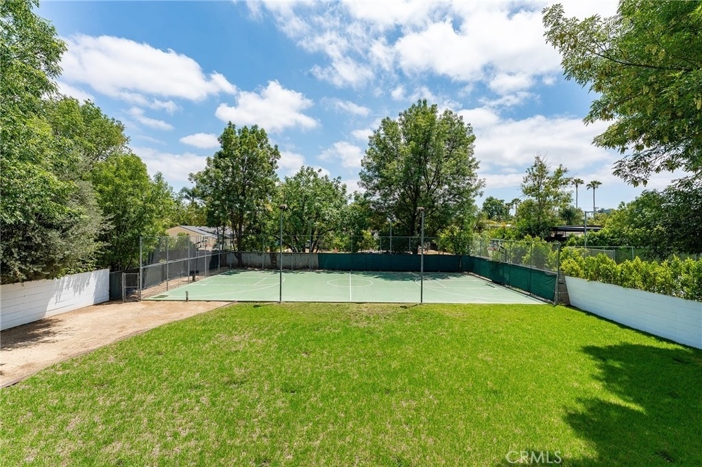 22904 Calvert Street - Photo 32