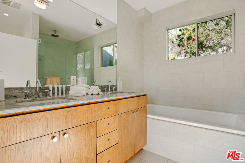 8469 Franklin Avenue - Photo 14