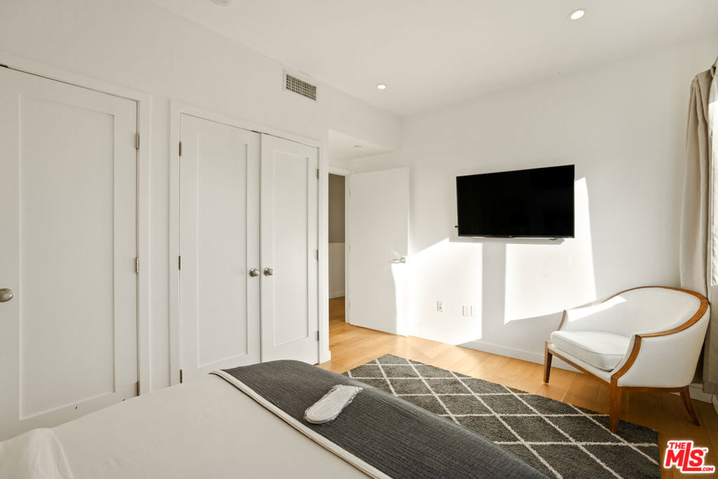 8469 Franklin Avenue - Photo 18