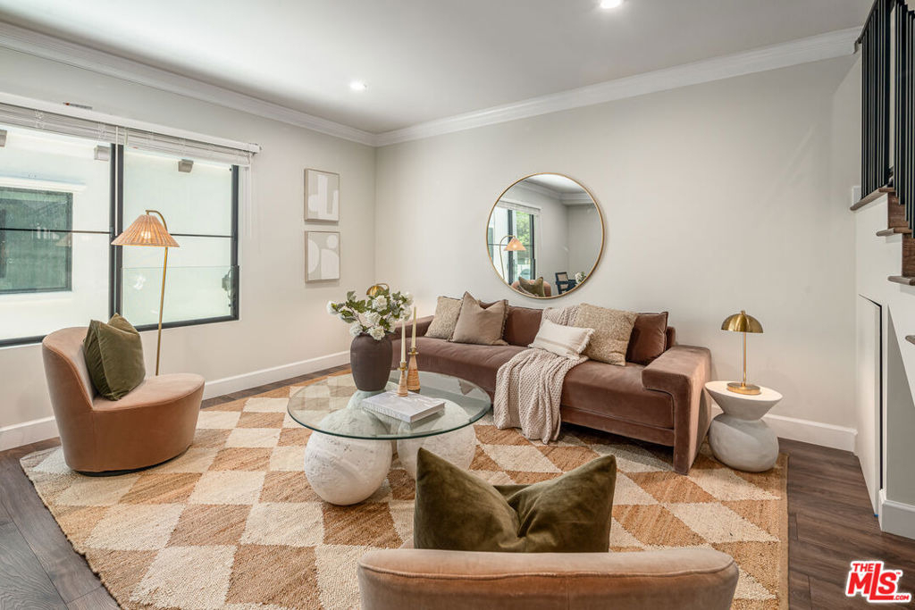 1147 N Beachwood - Photo 4