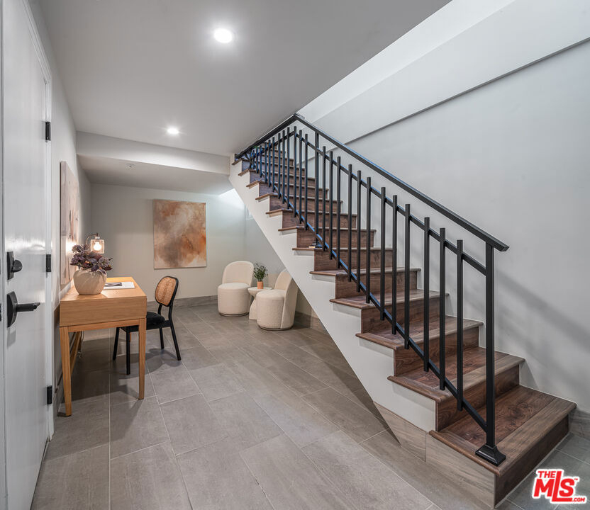 1147 N Beachwood - Photo 20