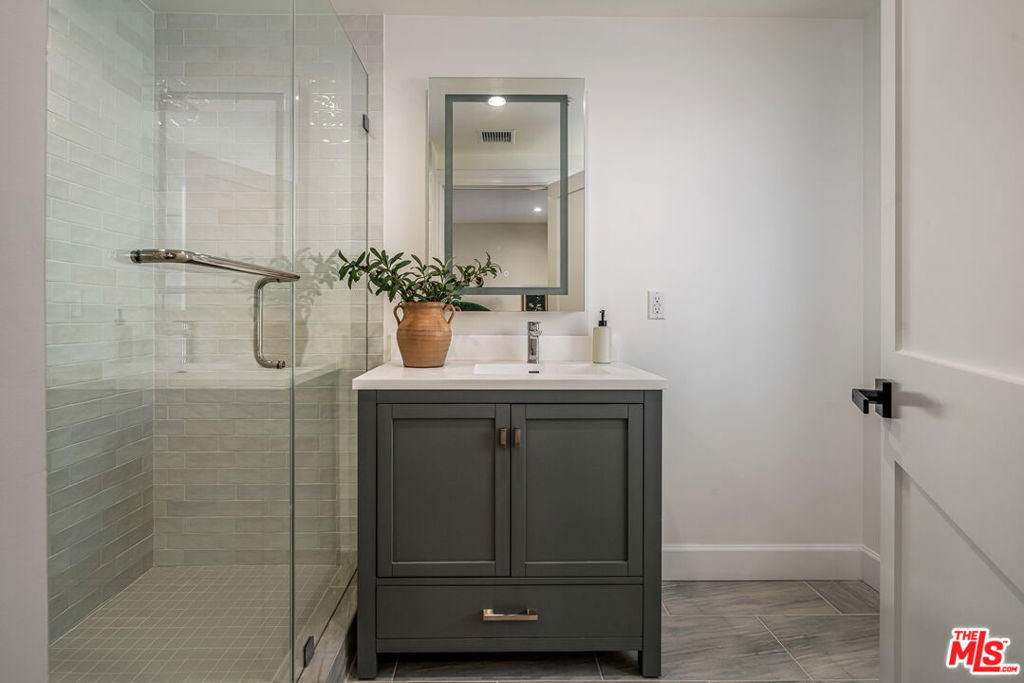 1147 N Beachwood - Photo 14