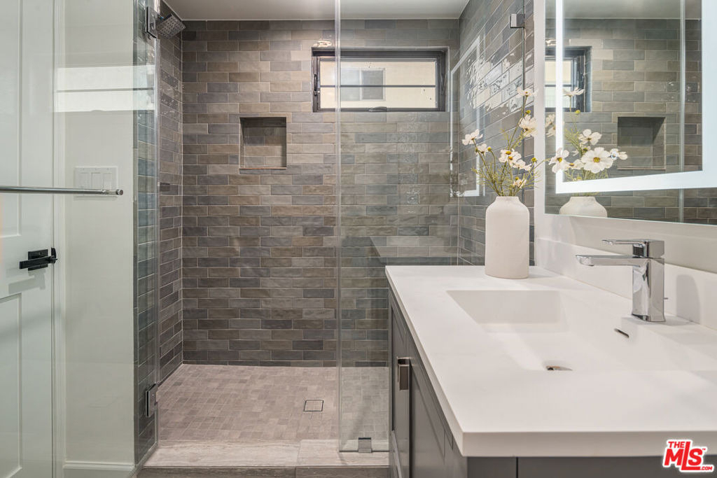 1147 N Beachwood - Photo 17