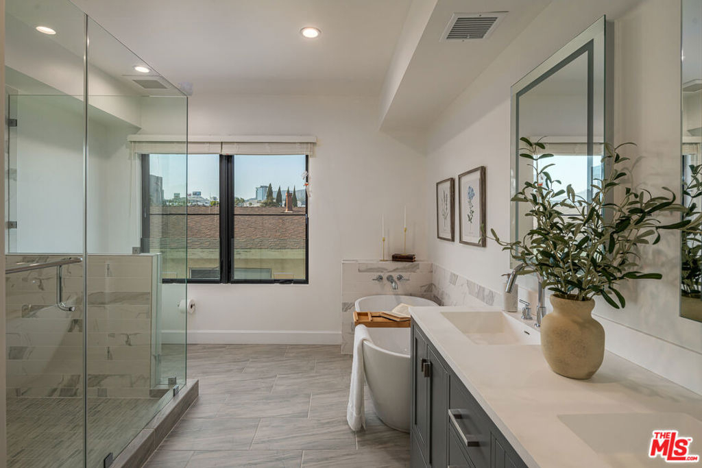 1147 N Beachwood - Photo 9
