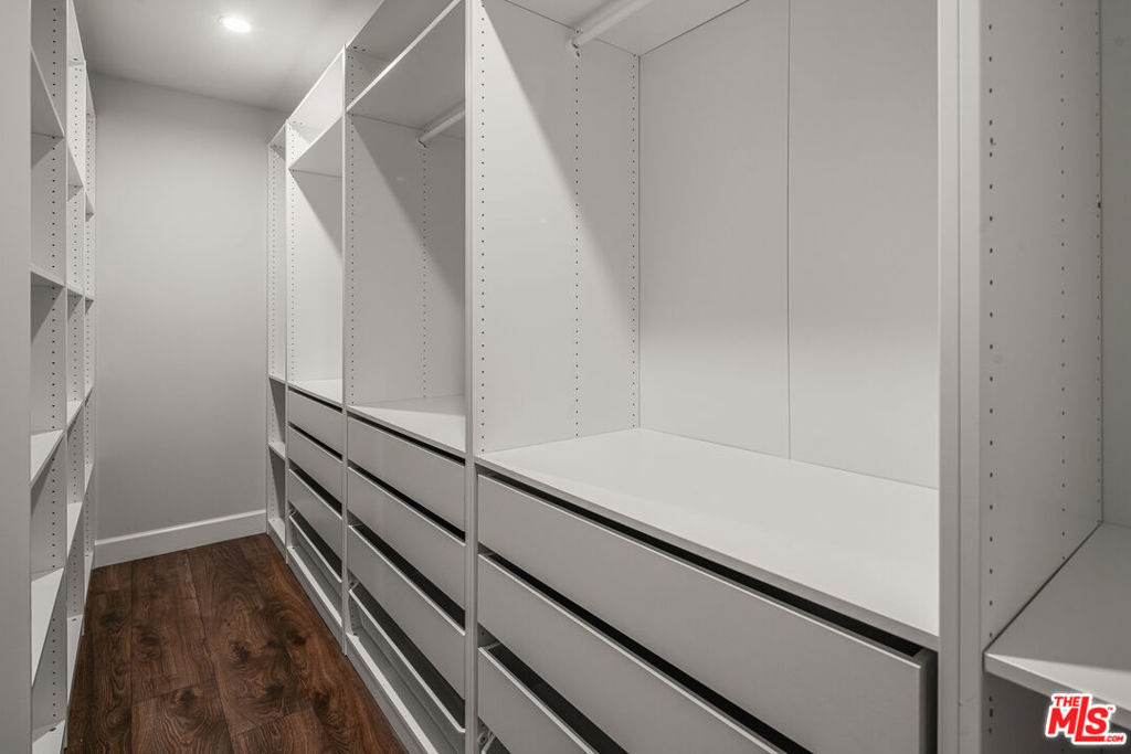 1147 N Beachwood - Photo 11