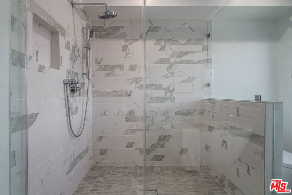 1147 N Beachwood - Photo 10
