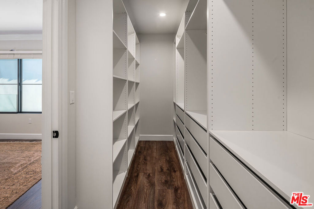 1147 N Beachwood - Photo 18