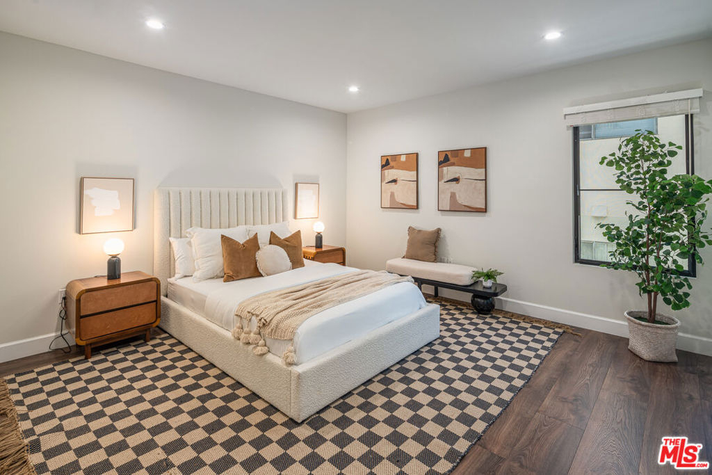 1147 N Beachwood - Photo 8