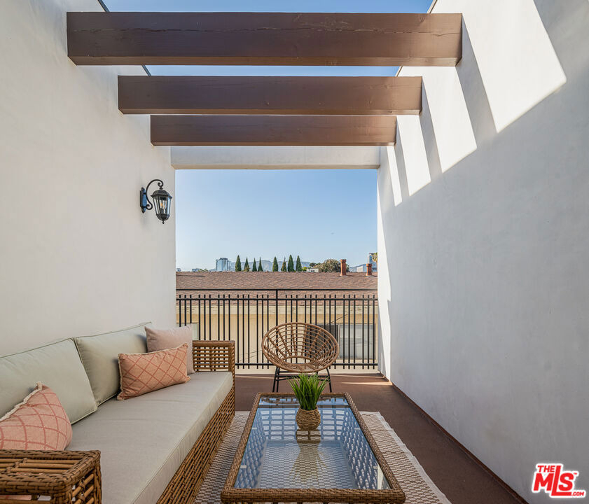 1147 N Beachwood - Photo 12