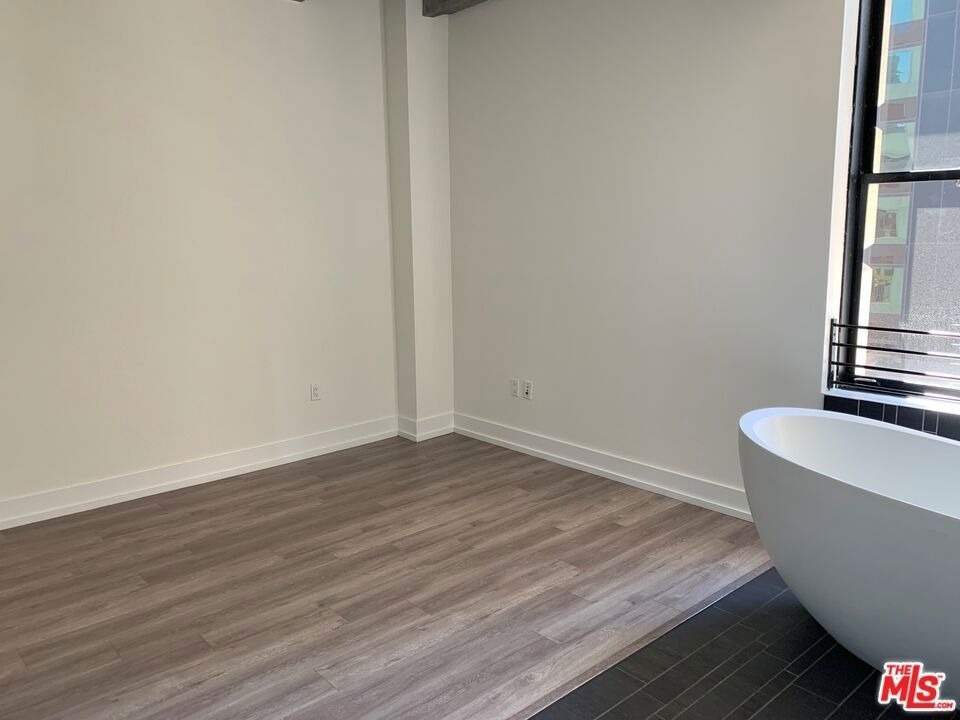 727 W 7th Street - Photo 5