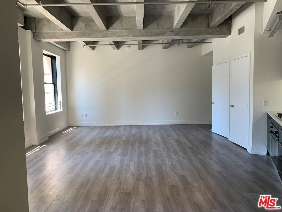 727 W 7th Street - Photo 2