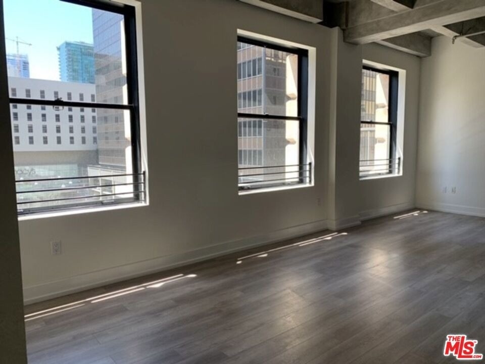 727 W 7th Street - Photo 1