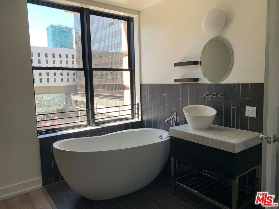 727 W 7th Street - Photo 3