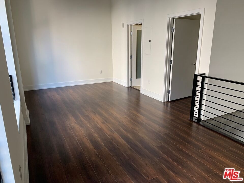 727 W 7th Street - Photo 2