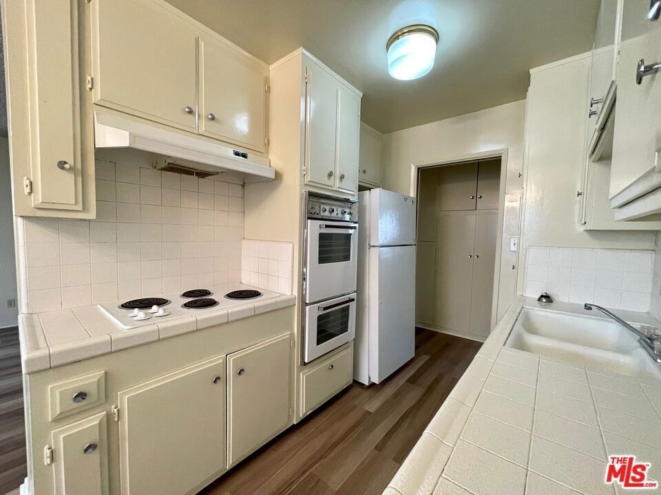 1261 Granville Avenue - Photo 8