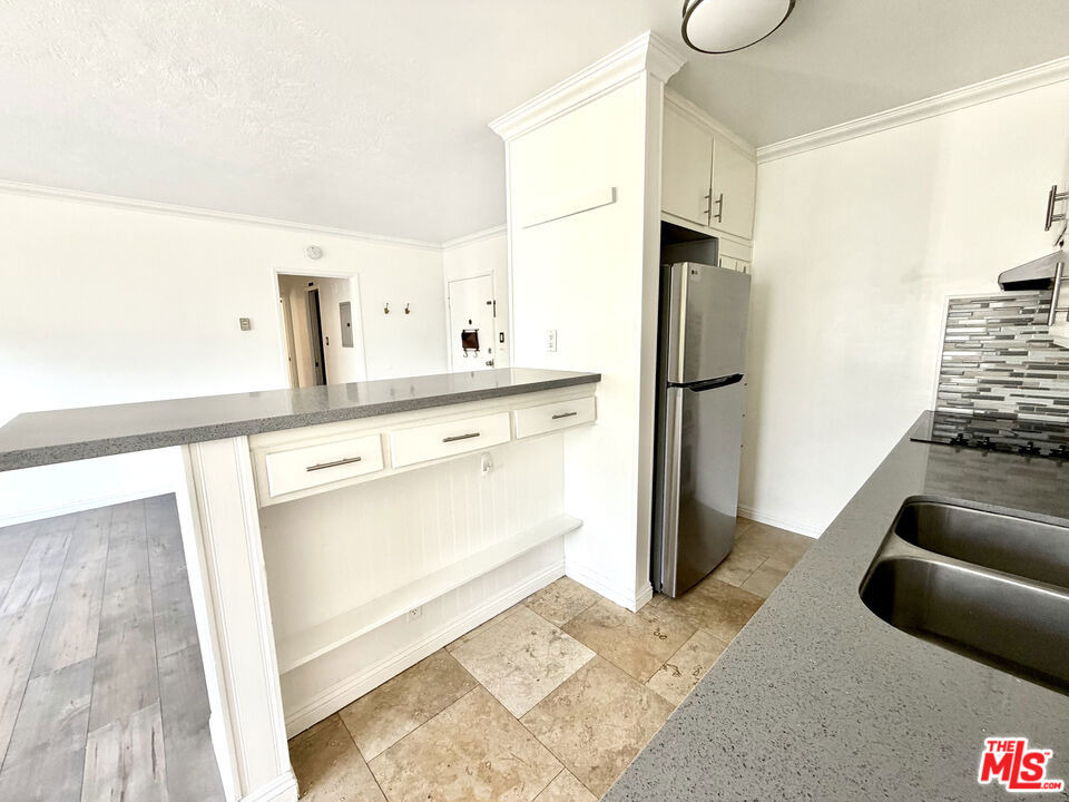 250 Linden Avenue - Photo 9