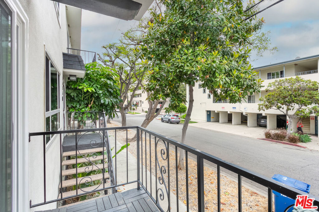 560 N Kings Road - Photo 8