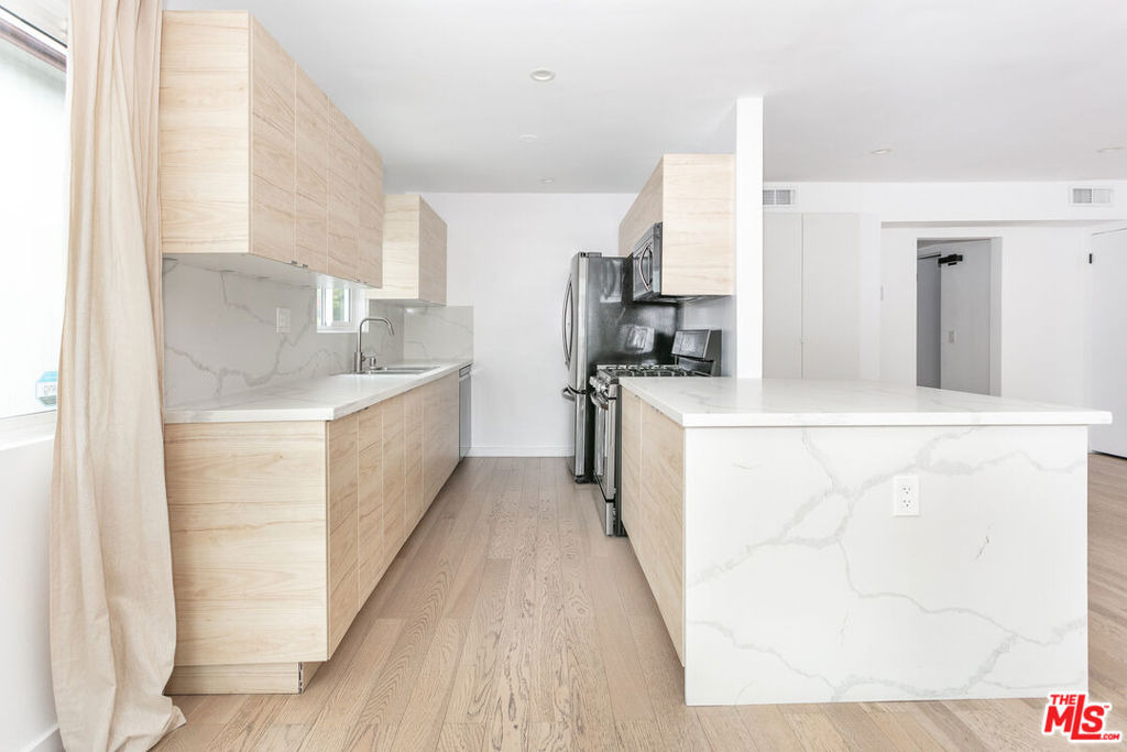 560 N Kings Road - Photo 2