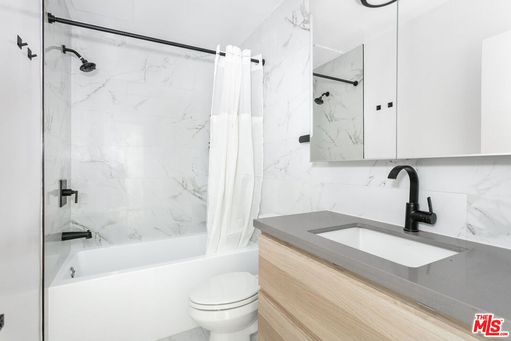 560 N Kings Road - Photo 5
