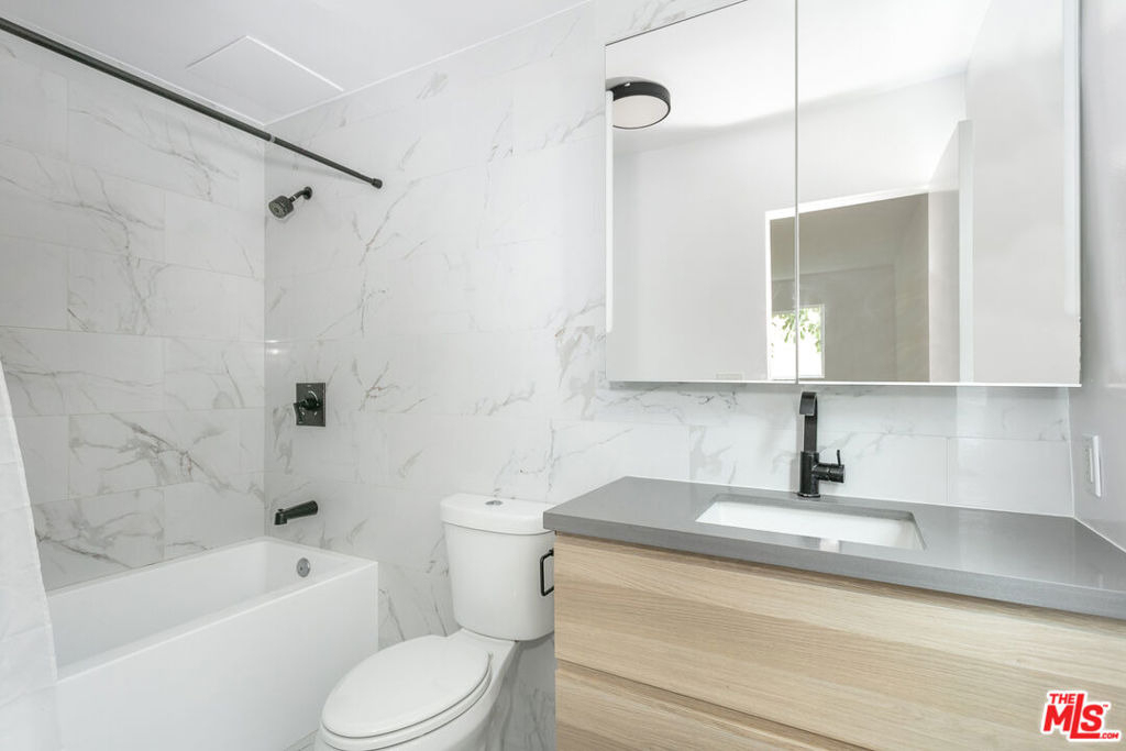 560 N Kings Road - Photo 7