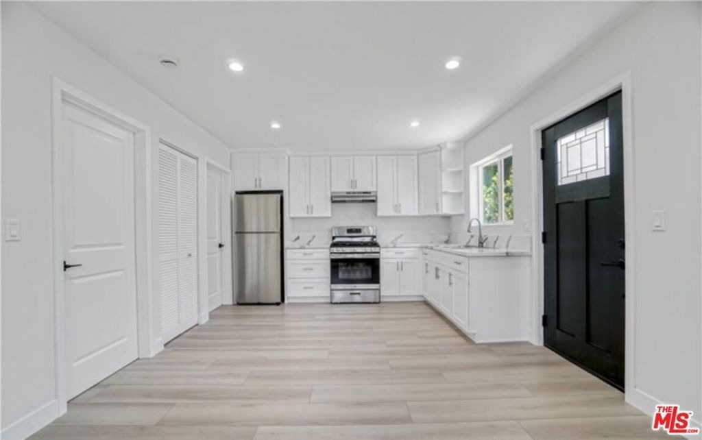 19122 Bessemer Street - Photo 2