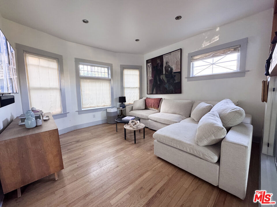 814 E Edgeware Road - Photo 8
