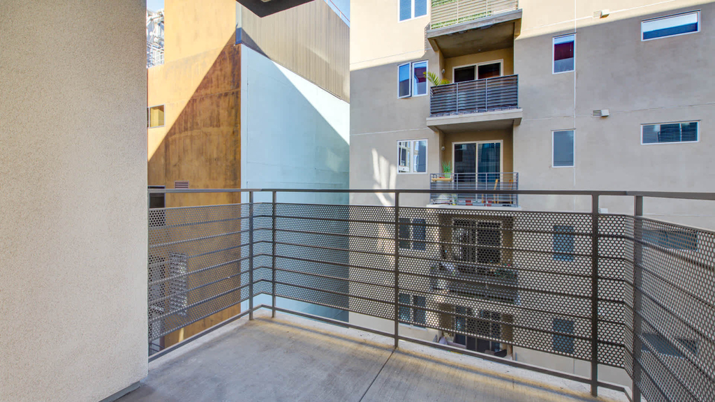 680 S Berendo St - Photo 32