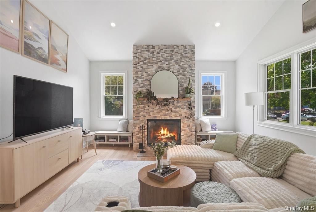 33 Howland Avenue - Photo 4