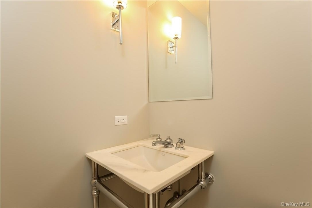 1 Renaissance Square - Photo 10