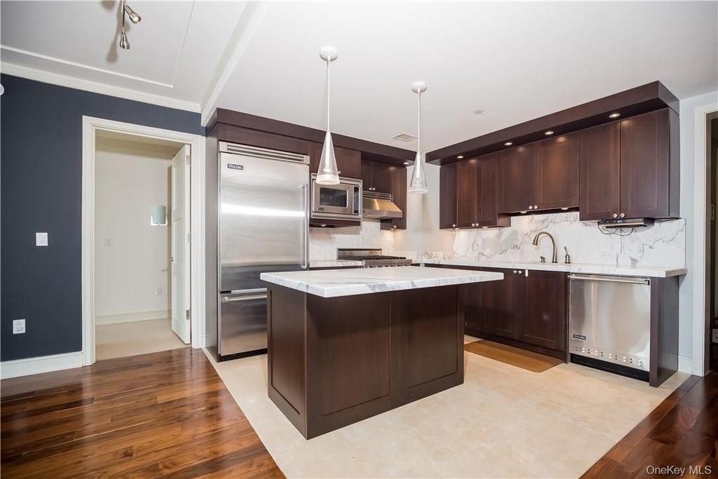 1 Renaissance Square - Photo 2