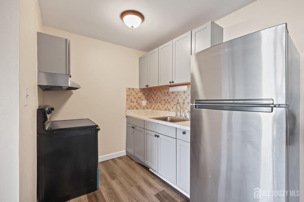 175 Buckelew Avenue - Photo 5