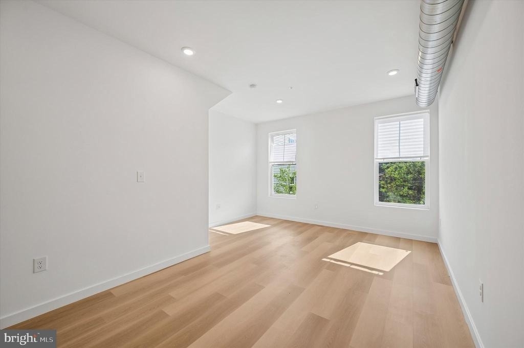 2032 E Lehigh Avenue - Photo 3