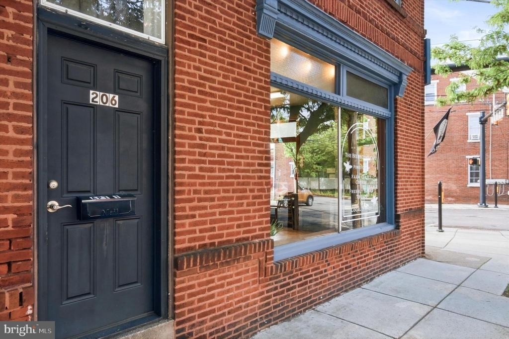 206 N Charlotte Street - Photo 0
