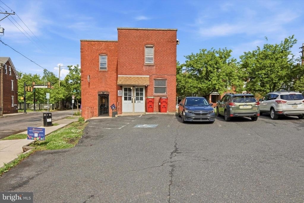 206 N Charlotte Street - Photo 2