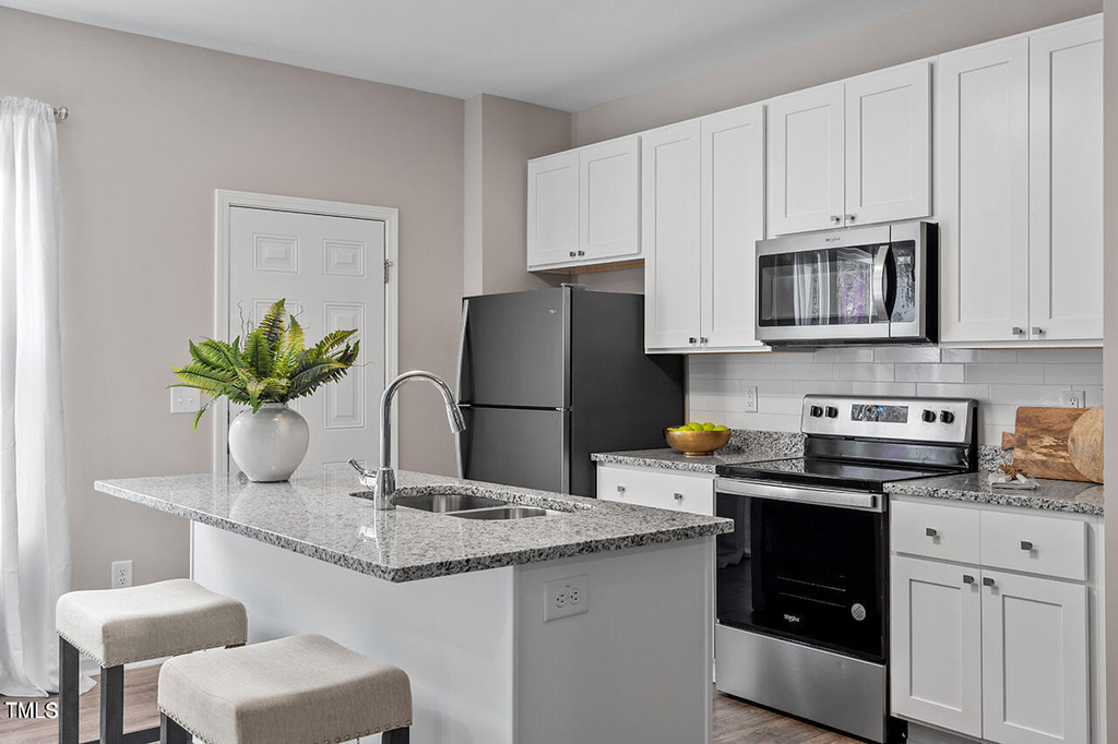 886 John Street - Photo 3