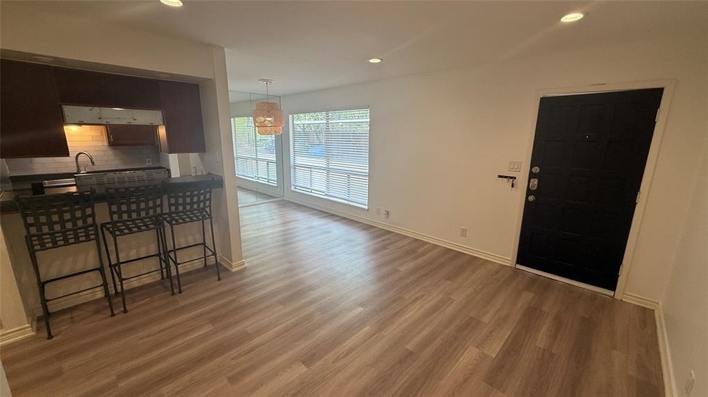 500 E Riverside Dr - Photo 1