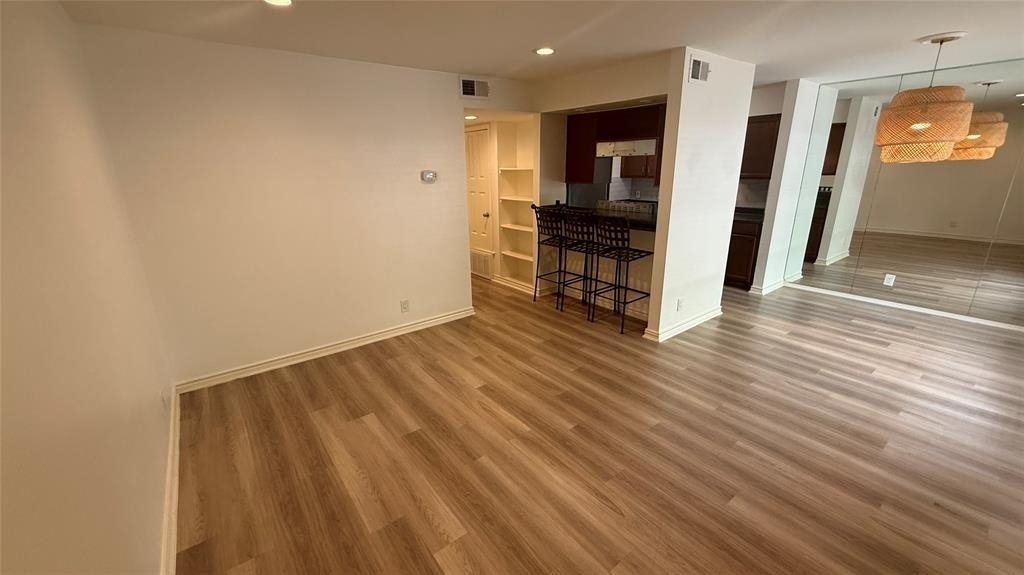 500 E Riverside Dr - Photo 0