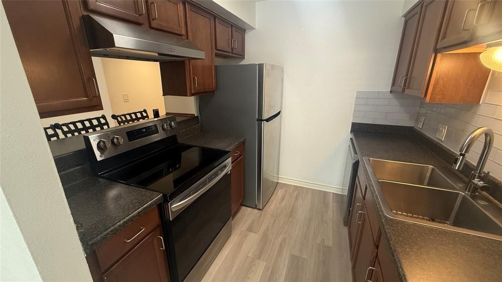 500 E Riverside Dr - Photo 2