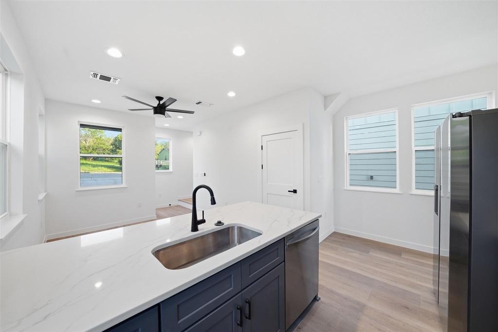 2212 Yellow Jacket Ln - Photo 4