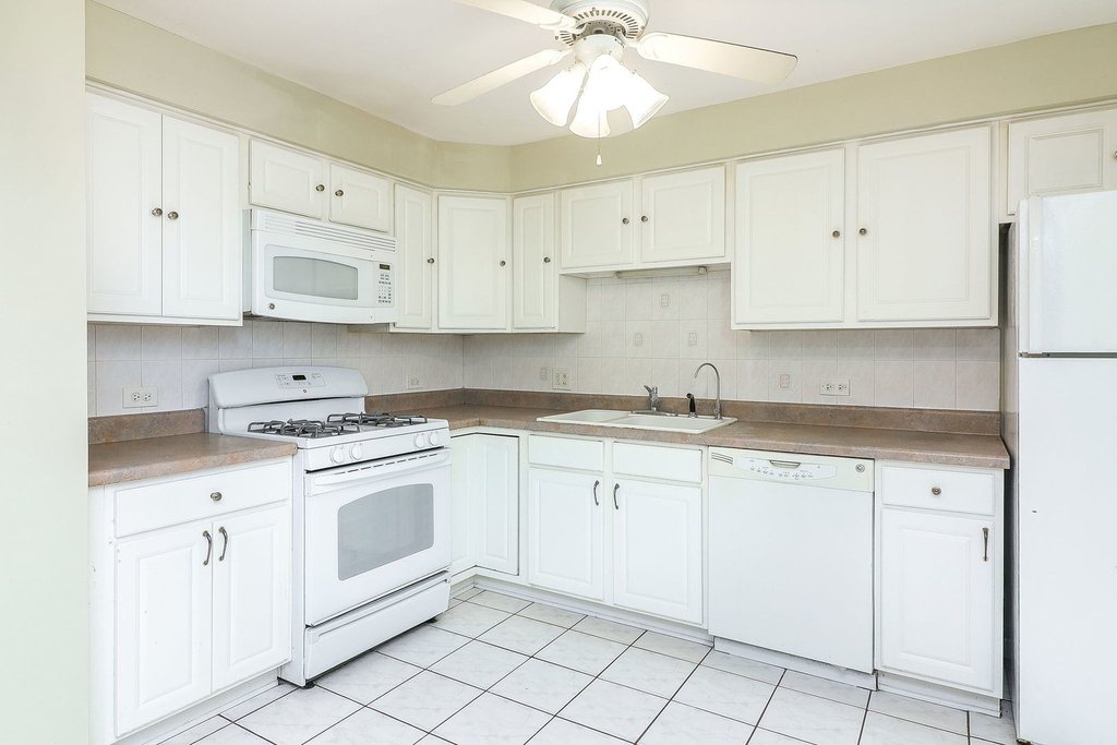 6708 W 107th Street - Photo 4