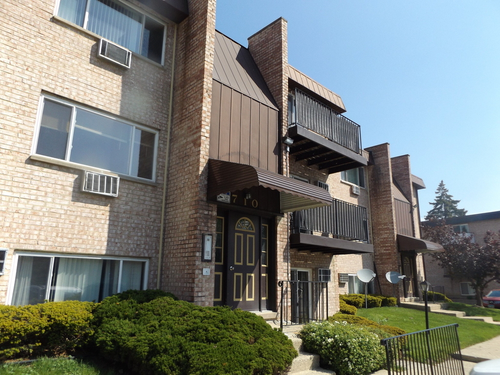 710 W Huntington Commons Road - Photo 2