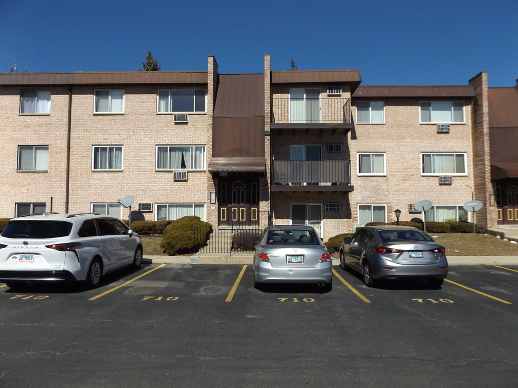 710 W Huntington Commons Road - Photo 0