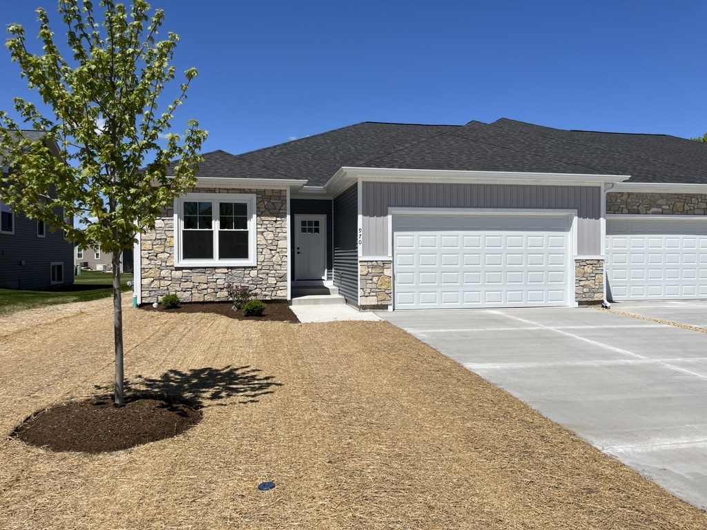 970 Meadow Lane - Photo 0