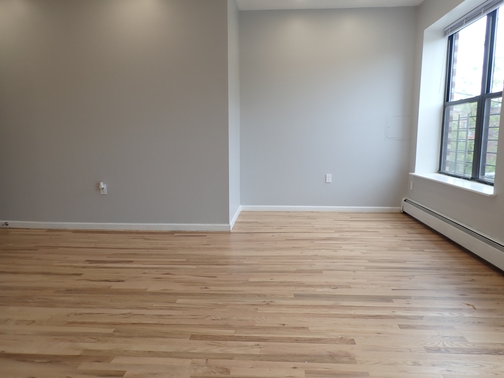 982 Dumont Avenue - Photo 2