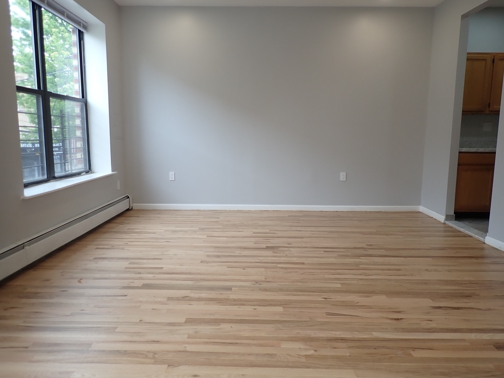 982 Dumont Avenue - Photo 1